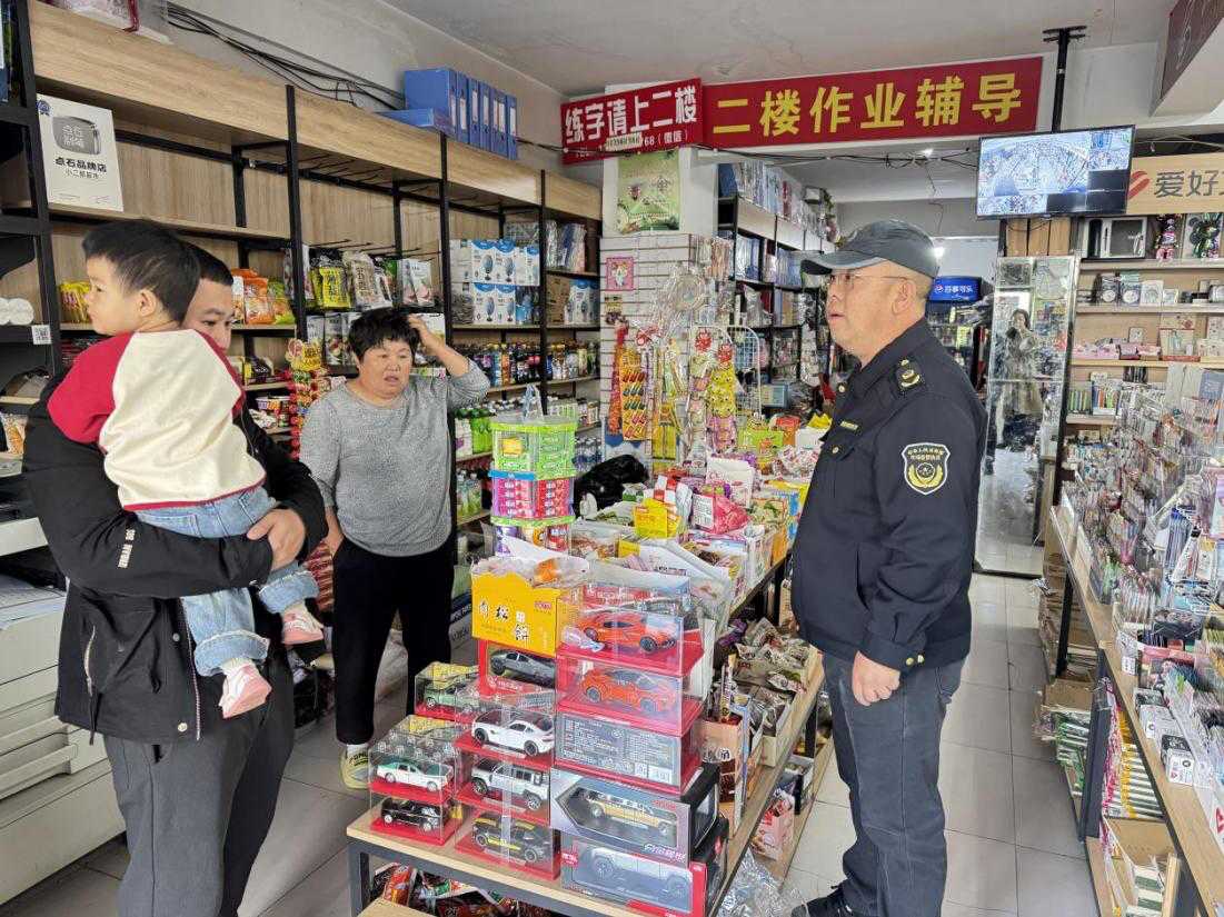 呼和浩特經(jīng)濟(jì)技術(shù)開(kāi)發(fā)區(qū)市場(chǎng)監(jiān)管分局織密校園安全網(wǎng) 開(kāi)展校園周邊專項(xiàng)檢查